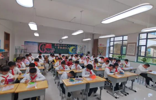 华侨城小学三希园中队举行钉纽扣比赛-拓空间学习分享